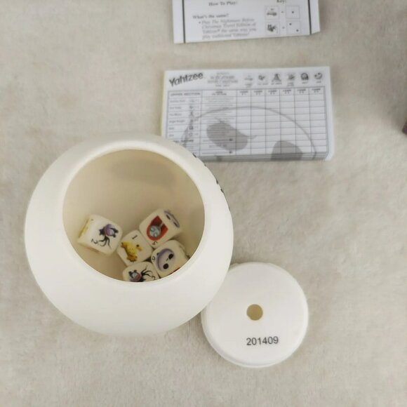 Yahtzee Tim Burton’s The Nightmare Before Christmas Travel Edition - Picture 5 of 10